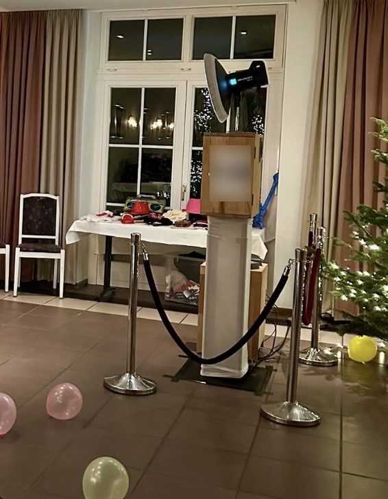 Afzetpaaltjes met fluwelen koorden rond de photobooth