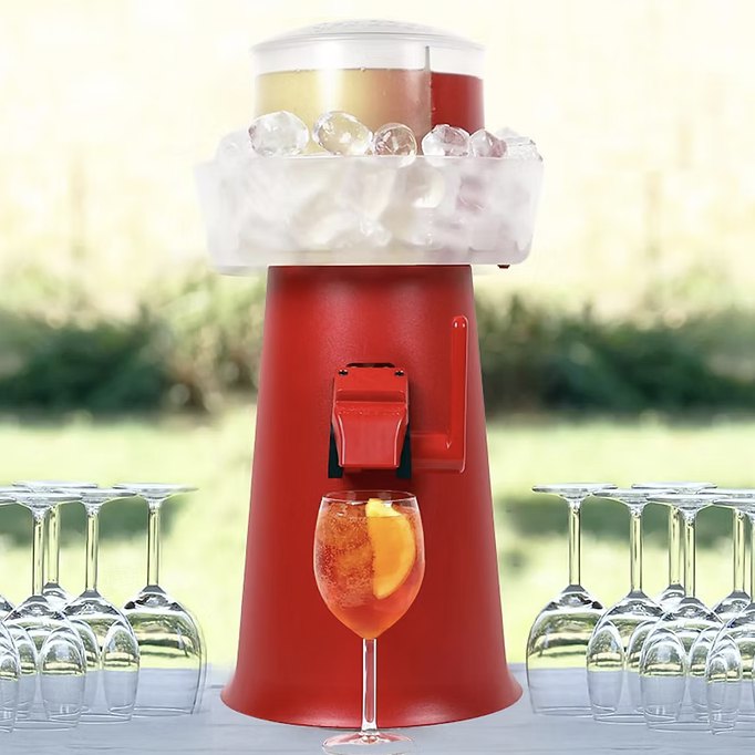 Roter Aperol Spritzer Getränkespender mit Eis und Weingläsern