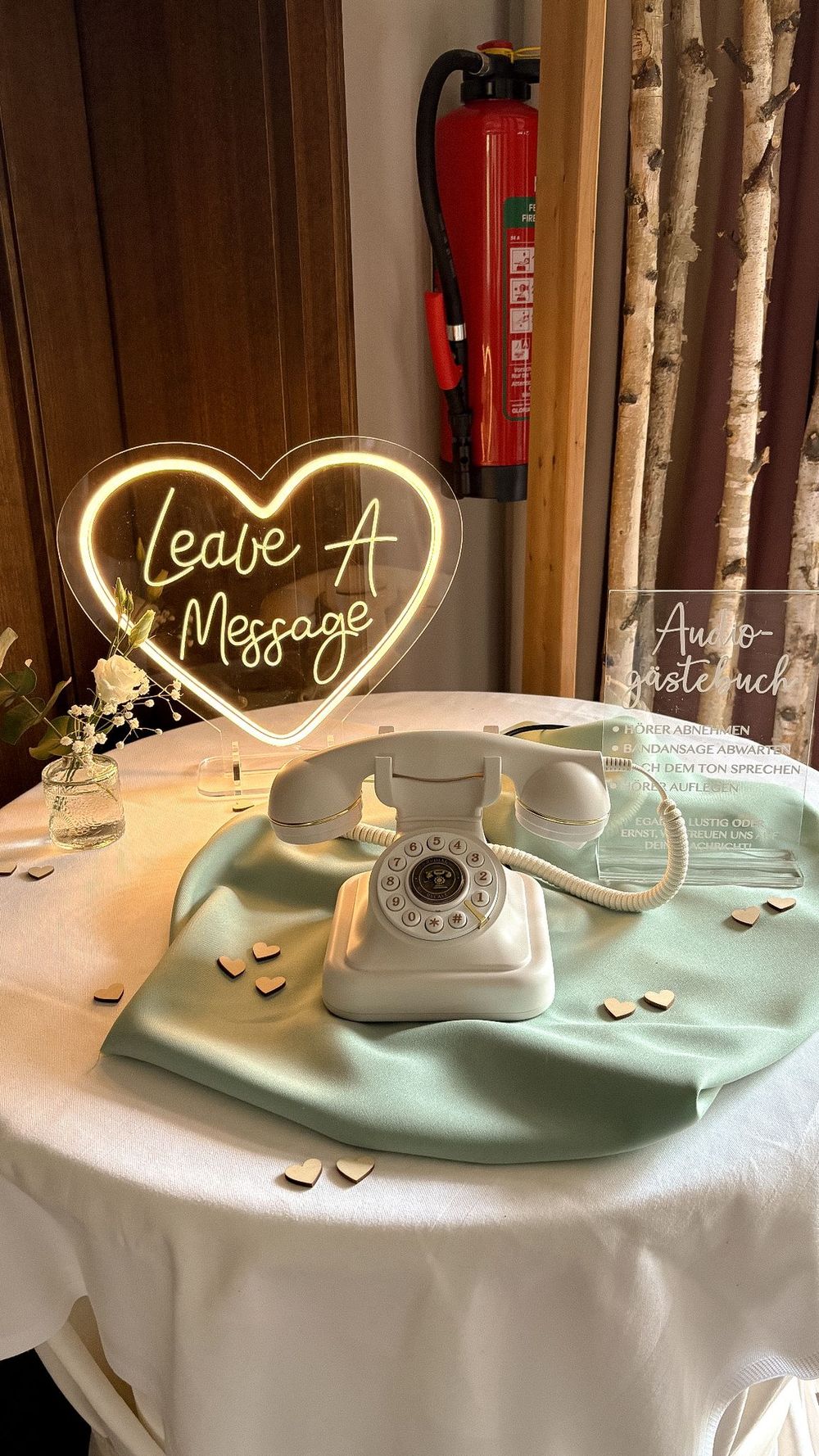 Weißes Retro-Telefon als Audio-Gästebuch mit leuchtendem Leave-A-Message-Herz