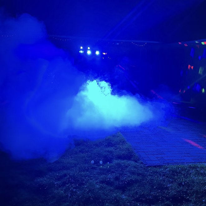 Nebelmaschine mit blau beleuchtetem Nebel